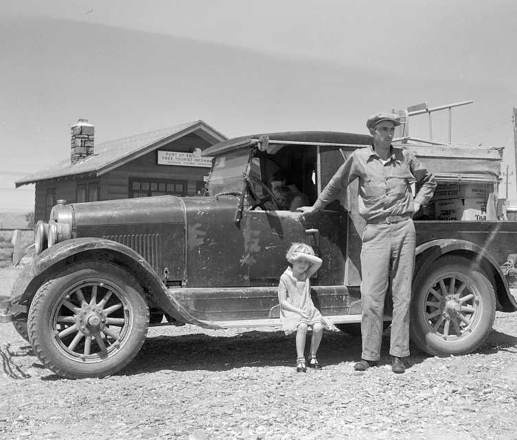 North Dakota family moving to Idaho at port of entry near Miles City, Montana    Photo: Arthur Rothstein