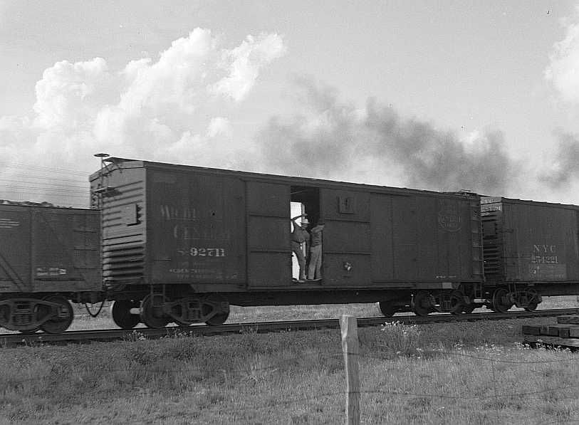 Boy riding boxcar, West Texas        Photo: Dorothea Lange