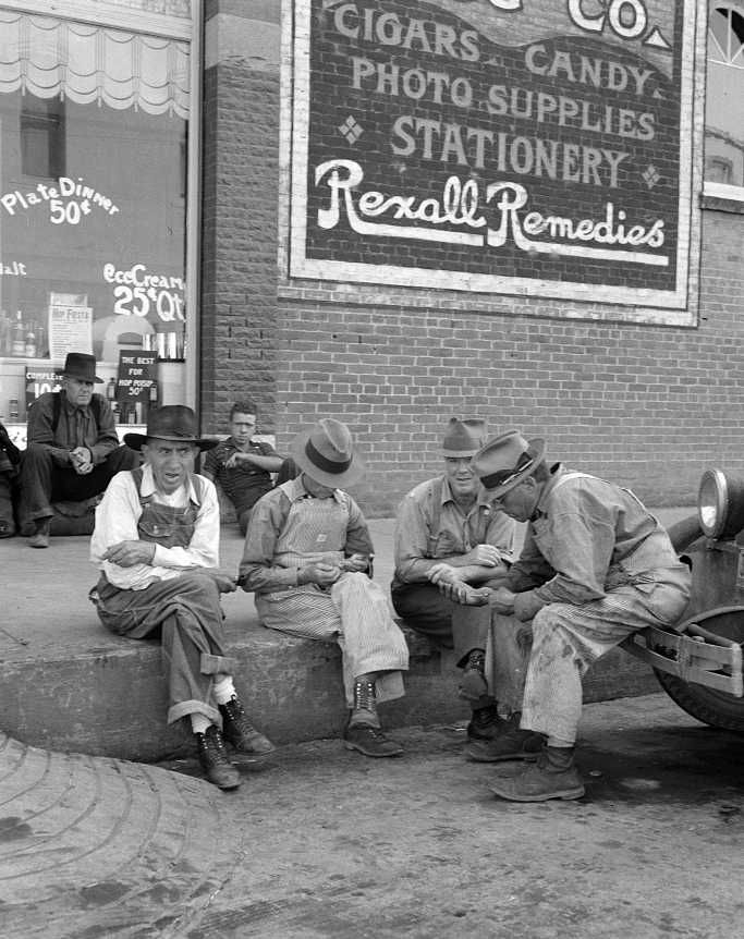 Williamette Valley hop farmers in town hold their political forum on drug store corner. Independence, Oregon   Photo: Dorothea Lange