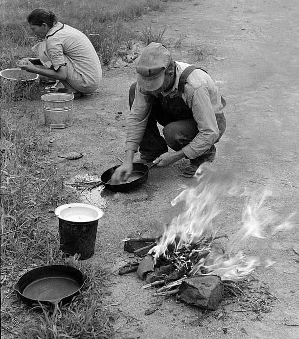 Making lunch along the roadside near Henrietta [i.e., Henryetta,] Oklahoma. This is a migrant family en route to California  Photo: Russell Lee