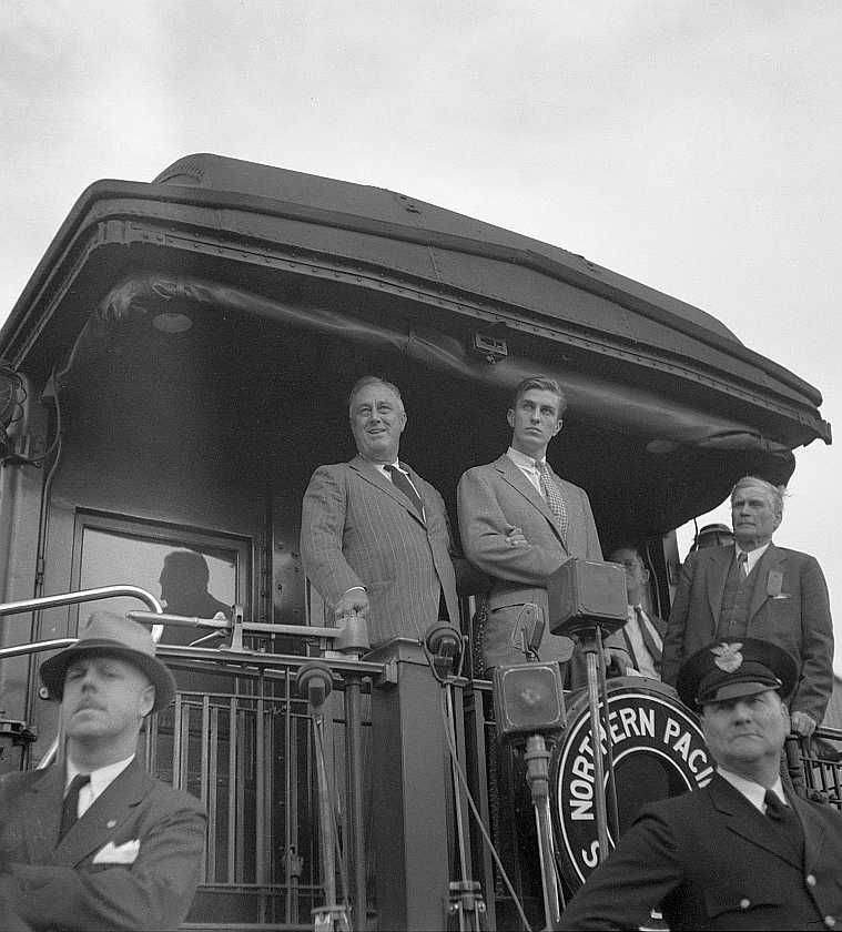 President Roosevelt speaking from train, Bismarck, North Dakota Photo: Arthur Rothstein