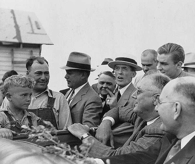 President Roosevelt visits farmer who is receiving drought relief grant. Mandan, North Dakota, August 1936 - Photo: Arthur Rothstein