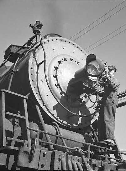 Needles (vicinity), California. Atchison, Topeka, and Santa Fe Railroad   Photo: Jack Delano