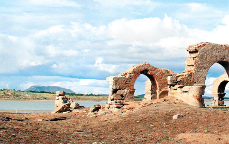 Canudos ruins rise from the waters - Photo:http://www.ricardobanana.com/