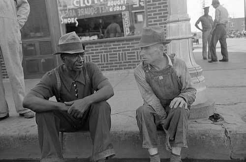 Sitting on curb talking, Muskogee, Oklahoma Photo: Russell Lee