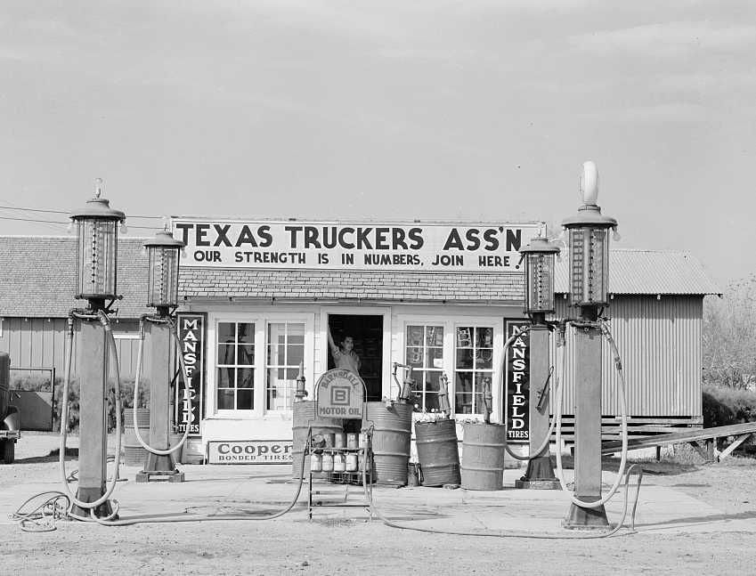 Gas station, Edcouch, Texas - Photo: Russell Lee