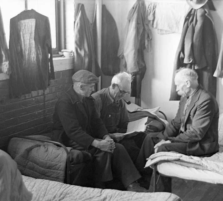 Man reading to fellow inmates, homeless men's bureau, Sioux City, Iowa Photo: Russell Lee