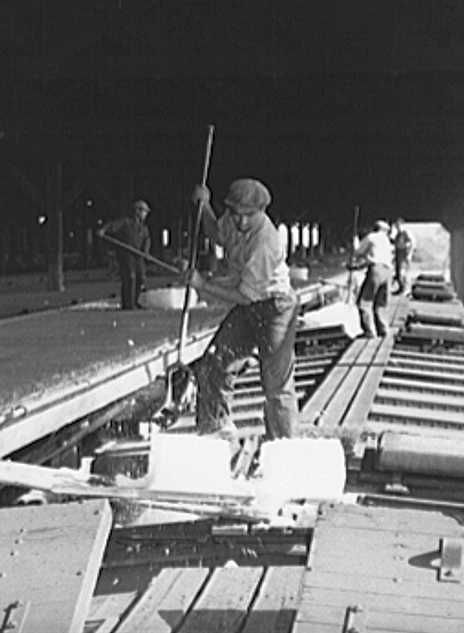 Icing refrigerator cars at San Bernardino, California Photo: Jack Delano