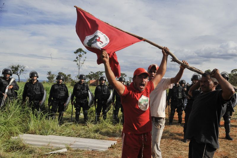 MST flag raised at protest - Valter Campanato/ABr