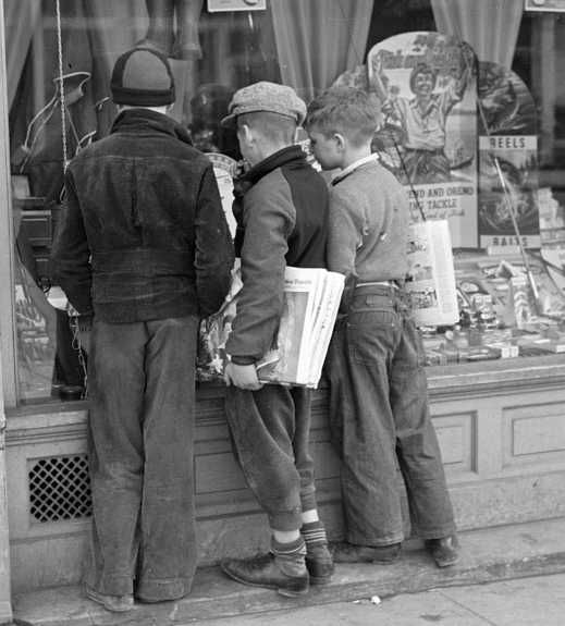 Newsboys admiring sporting goods, Jackson, Ohio Photo: Theodor Jung