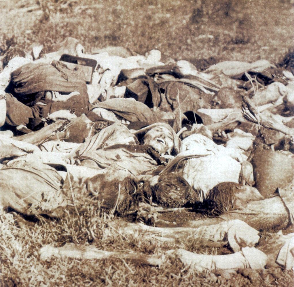 Paraguayan corpses on the battlefield - Image: Wikpedia Commons