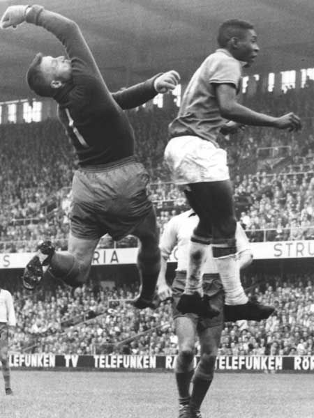 Pelé fighting for a ball against the Swedish goalkeeper Kalle Svensson during the 1958 World Cup final.