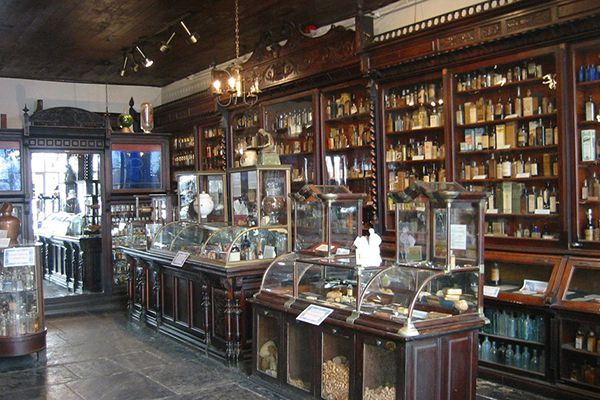 Apothecary, mid- 19th century (Courtesy New Orleans Pharmacy Museum)
