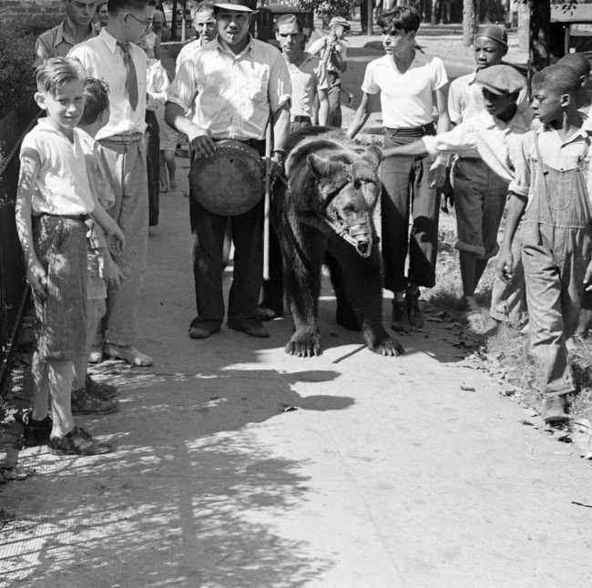 Street scene, New Orleans, Louisiana, 1936    Photo: Ben Shahn