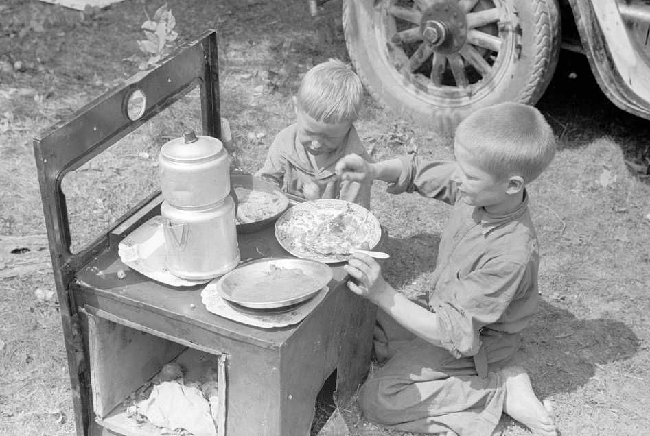 Migrant children, Berrien County, Michigan Photo: John Vachon