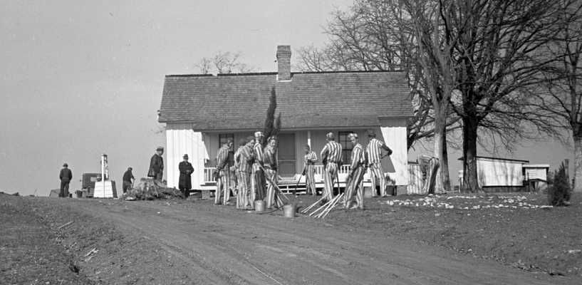 Convicts working on a state road, North Carolina Photo: Carl Mydans