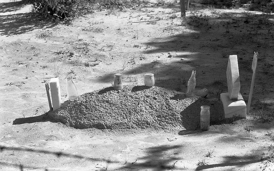 Sharecropper's grave, Hale County, Alabama - Photo: Walker Evans
