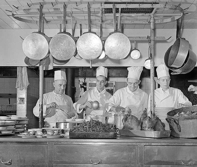 Chicago, Illinois. In the kitchen of one of the Fred Harvey restaurants at the Union Station  Photo: Jack Delano (1943)