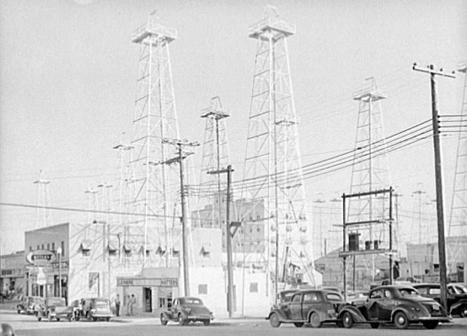 Kilgore, Texas, oil wells downtown Photo: Russell Lee