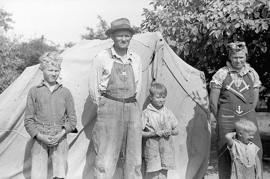 Migrant family from Arkansas picking fruit in Berrien County, Michigan  Photo: John  Vachon