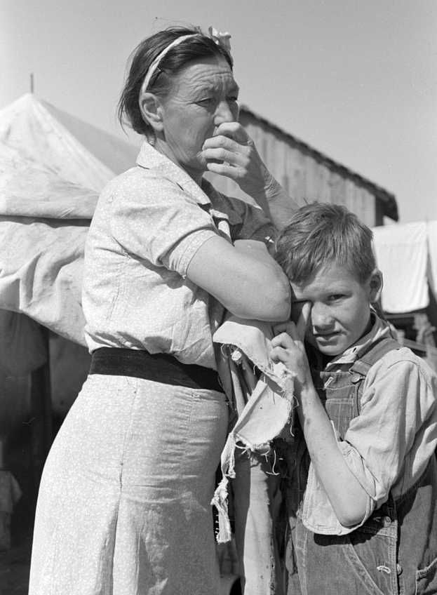 Migrant mother and son, Weslaco, Texas Photo: Russell Lee