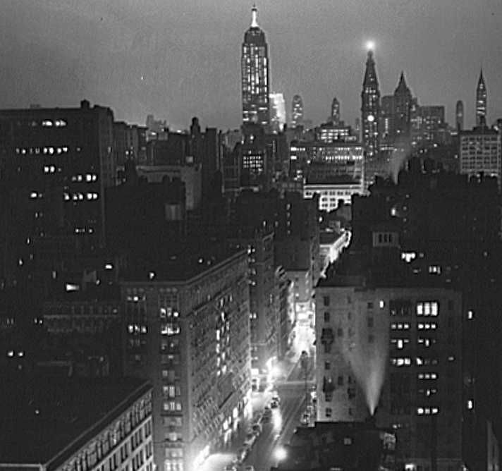A rainy evening in New York City, looking north from University Place, 1939 - Photo: Marion Post Wolcott