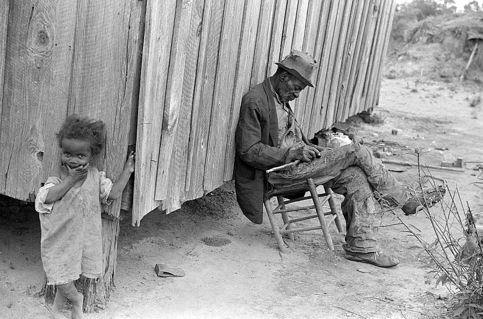 Old man near Camden, Alabama     Photo: Marion Post Wolcott