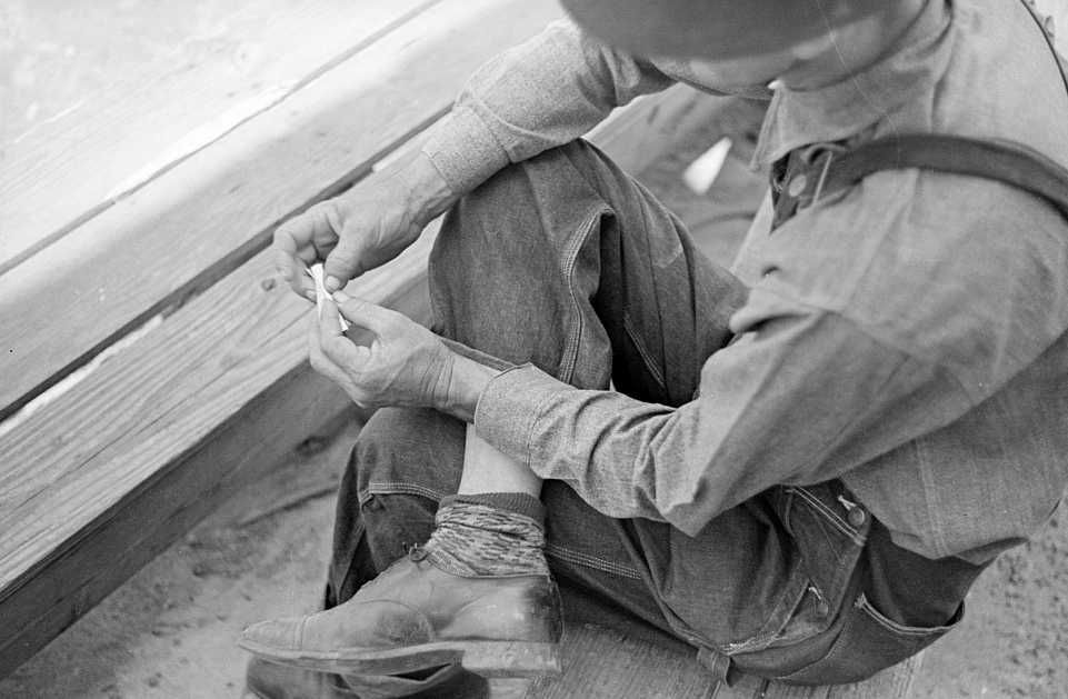 Rolling a cigarette  Photo: John Vachon