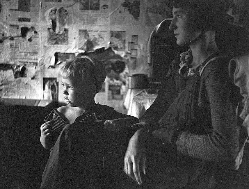 Destitute mother and child, Ozarks, Arkansas  Photo: Ben Shahn