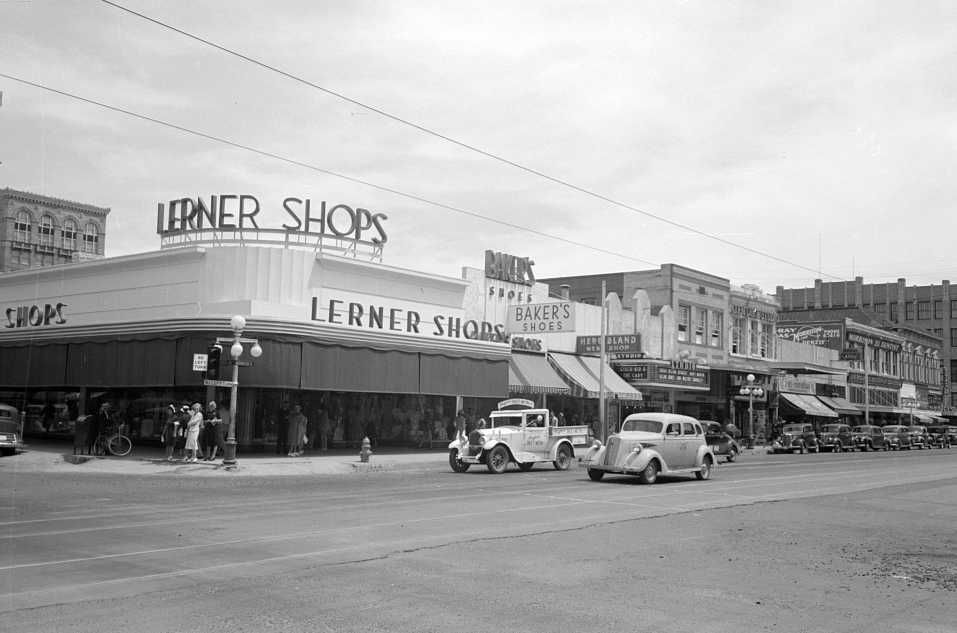 One of the main streets in Phoenix, Arizona Photo: Russell Lee