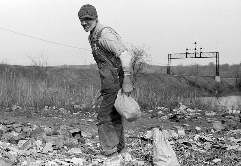 Foraging for food, city dump, Dubuque, Iowa. Produce houses dump apples, grapefruit, etc., which are not quite bad