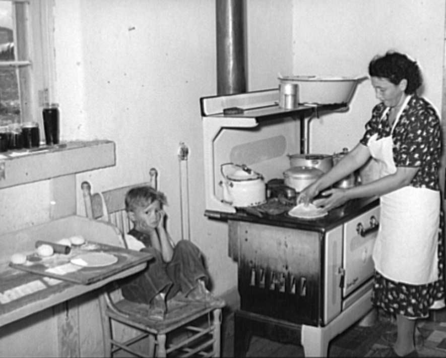 Making tortillas in a home near Taos, New Mexico Photo: Russell Lee