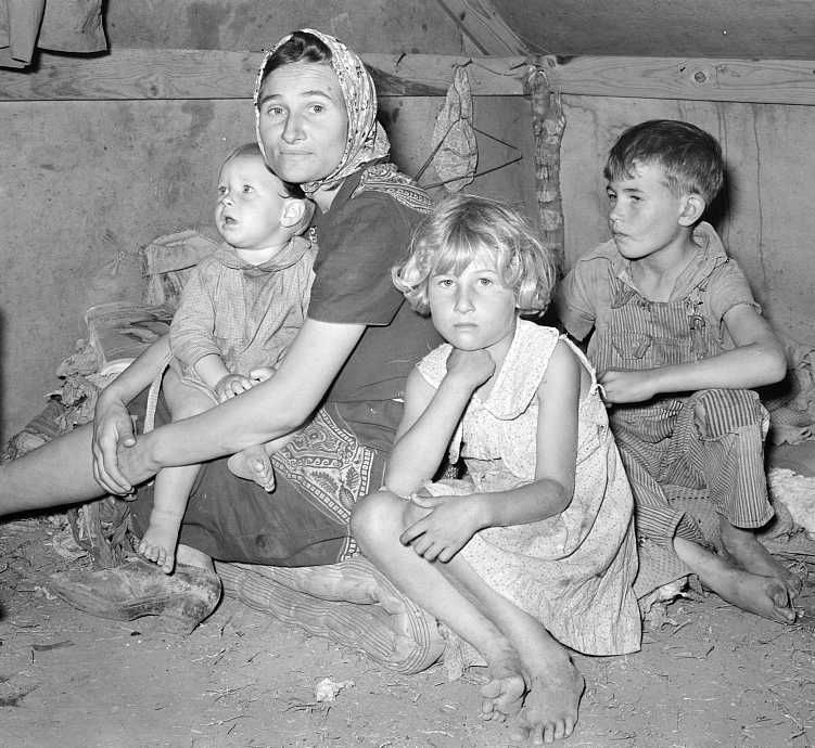 Migrant mother with children. Weslaco, Texas Photo: Russell Lee.