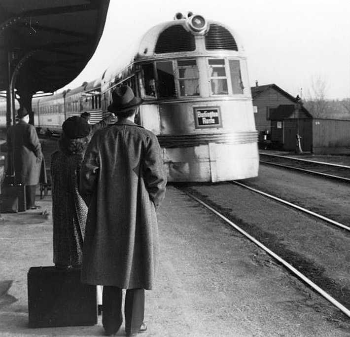 The Burlington Zephyr. East Dubuque, Illinois Photo: John Vachon