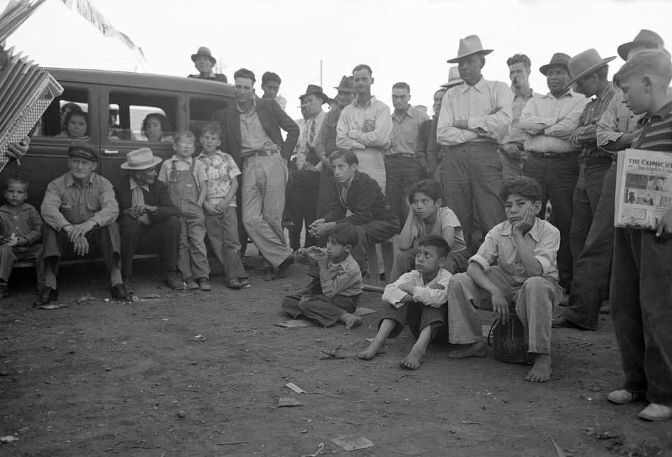 Audience listening to orchestra playing outside grocery store on Saturday afternoon, Phoenix, Arizona Photo: Russell Lee