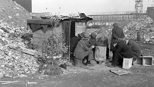 Unemployed workers with Christmas tree 1938, E 12th Street, New York City Photo: Lee Russell