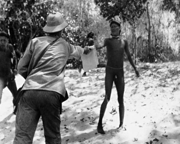 Initial contact with Xavante - Photo: Lamônica/Museu do Índio (1951) pib.socioambiental.org